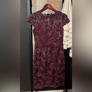 TADASHI SHOJI : Size 2 Sheath Lace Burgundy /Silver Cap Sleeve Knee Length